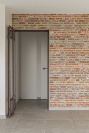 Smeedijzeren deur in roestimitatie Heuvelland